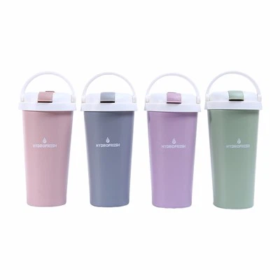 Kaffetumare med lock och halm